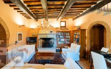 Colonica con giardino piscina e annessi