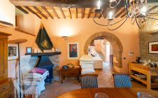 Colonica con giardino piscina e annessi