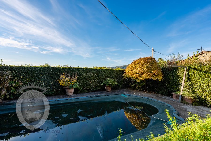 Farmhouse with garden and swimming pool