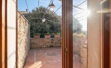 Colonica con giardino piscina e annessi