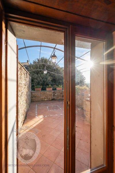 Colonica con giardino piscina e annessi