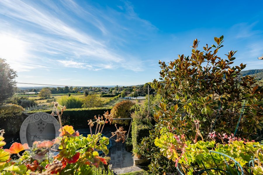Colonica con giardino piscina e annessi