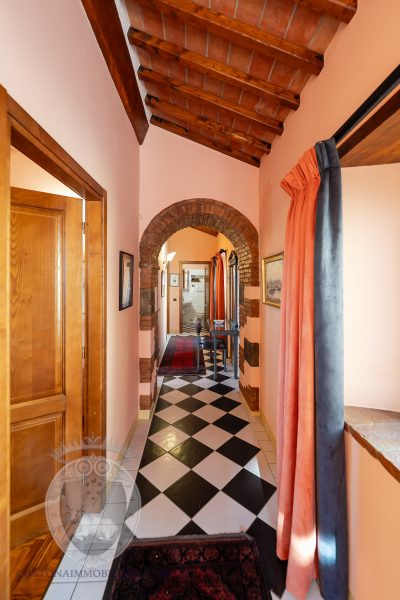 Colonica con giardino piscina e annessi