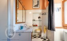 Farmhouse with garden and swimming pool