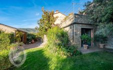 Colonica con giardino piscina e annessi