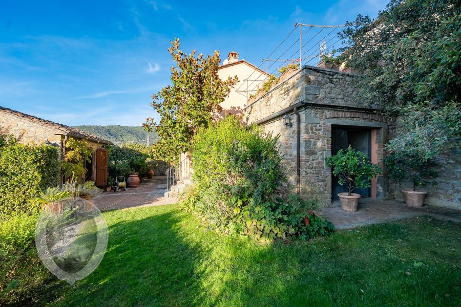 Colonica con giardino piscina e annessi