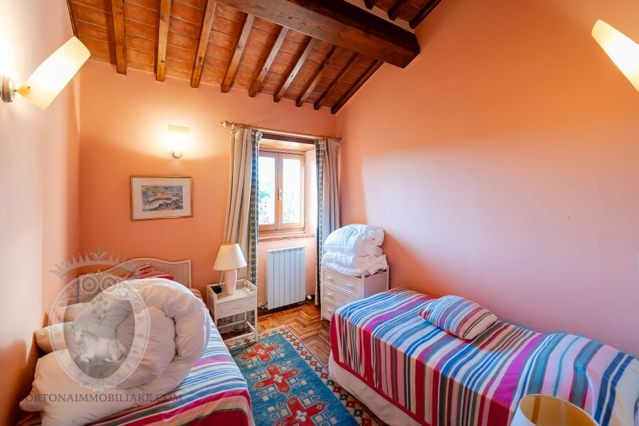 Farmhouse with garden and swimming pool