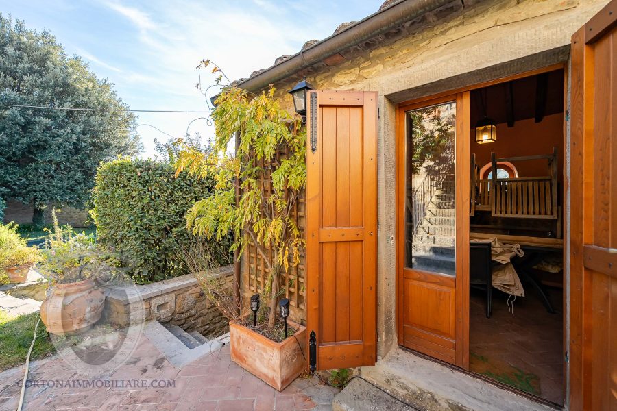 Farmhouse with garden and swimming pool