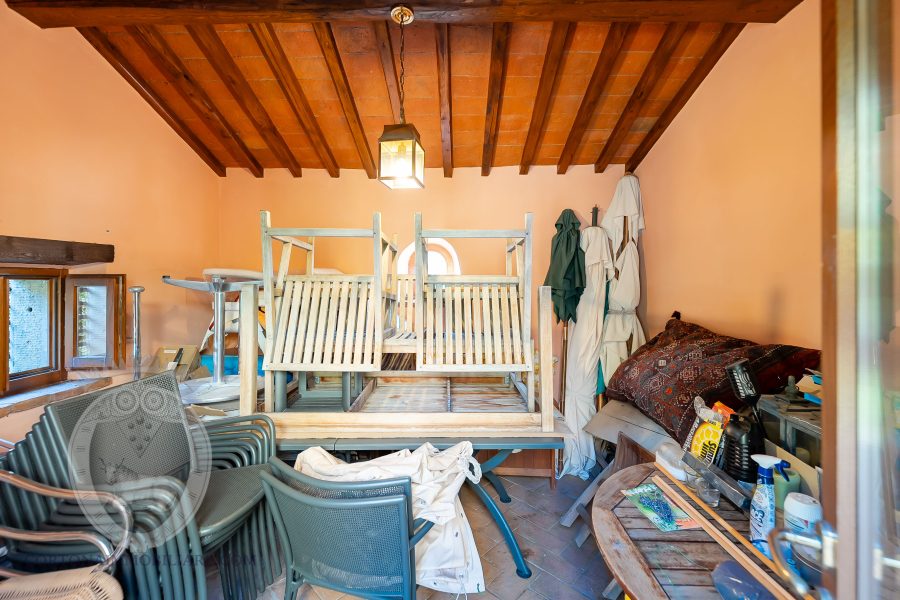 Colonica con giardino piscina e annessi