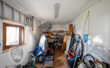 Colonica con giardino piscina e annessi