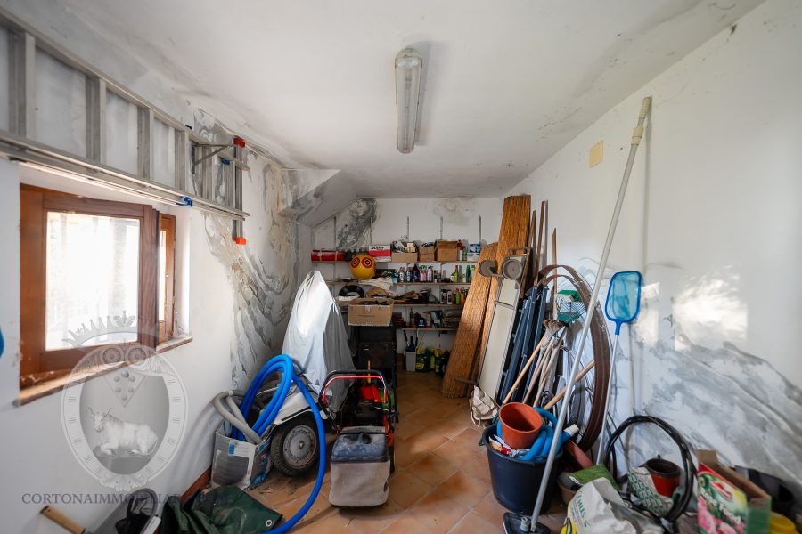 Colonica con giardino piscina e annessi