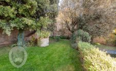 Colonica con giardino piscina e annessi