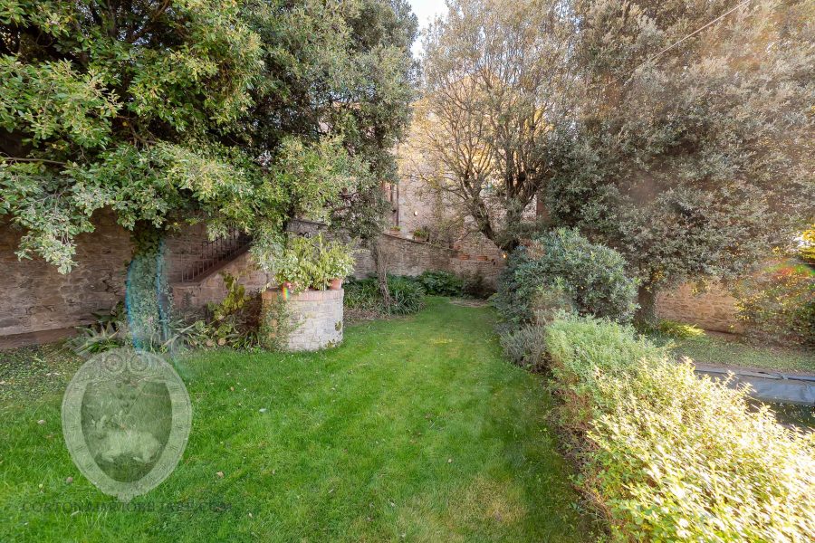 Colonica con giardino piscina e annessi