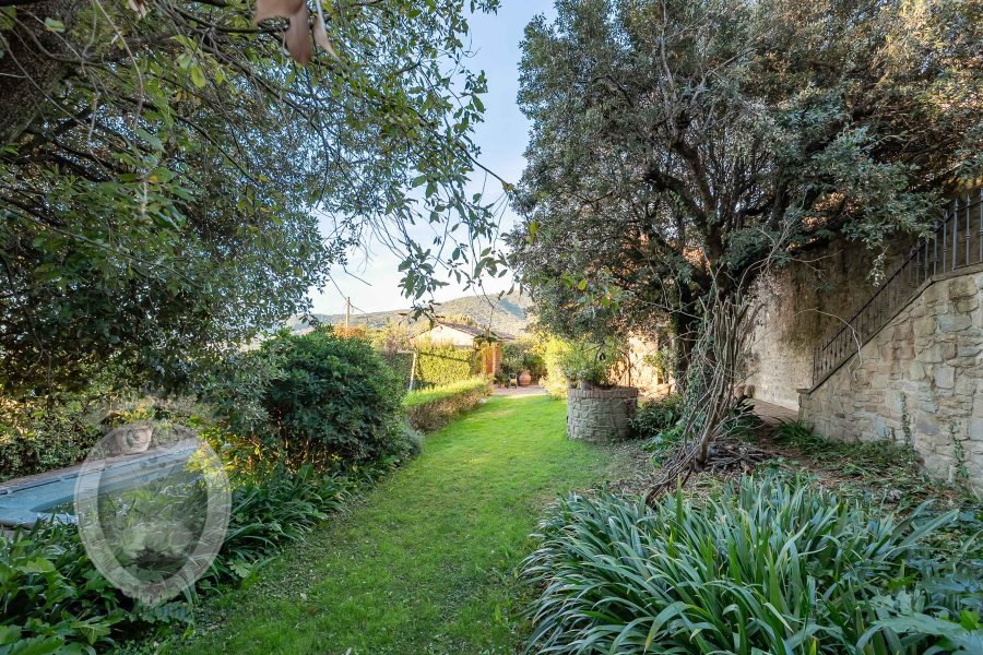 Colonica con giardino piscina e annessi