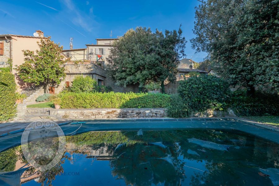 Farmhouse with garden and swimming pool