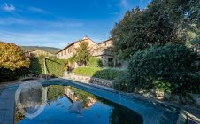 Farmhouse with garden and swimming pool