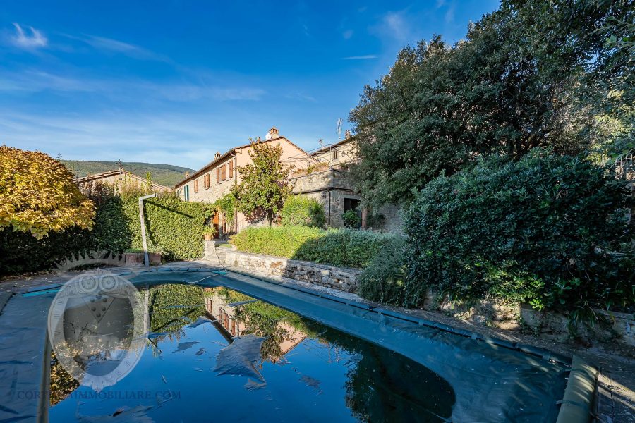 Farmhouse with garden and swimming pool