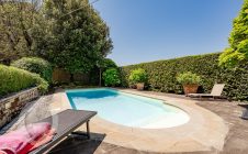 Colonica con giardino piscina e annessi