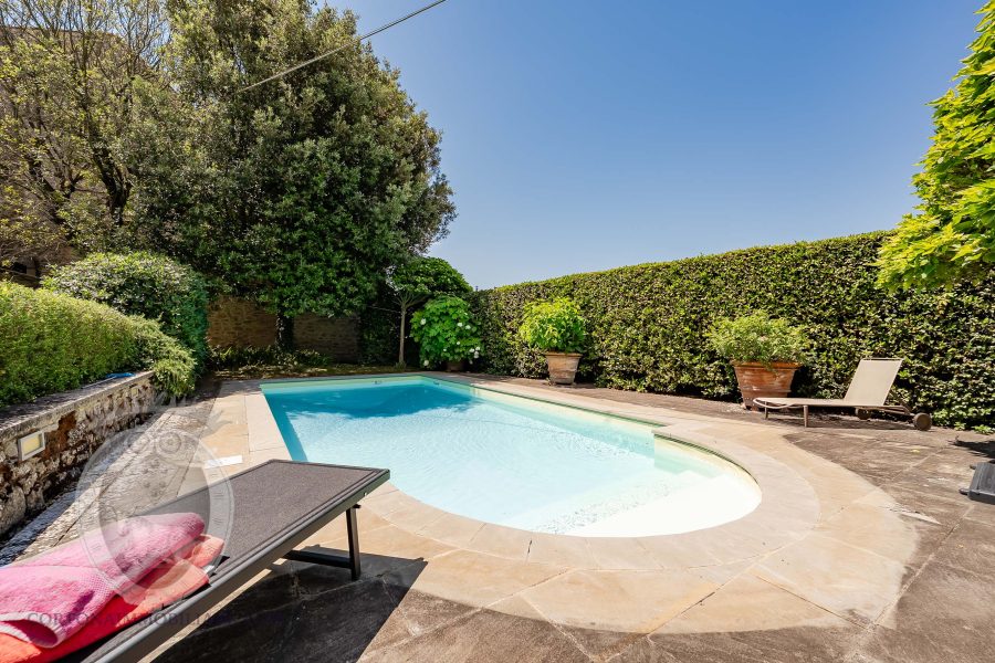 Colonica con giardino piscina e annessi