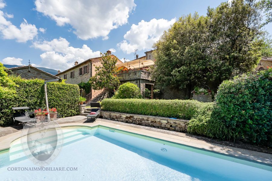 Farmhouse with garden and swimming pool