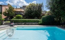 Colonica con giardino piscina e annessi