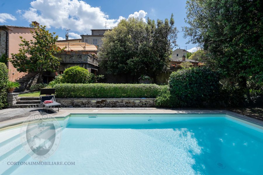 Colonica con giardino piscina e annessi