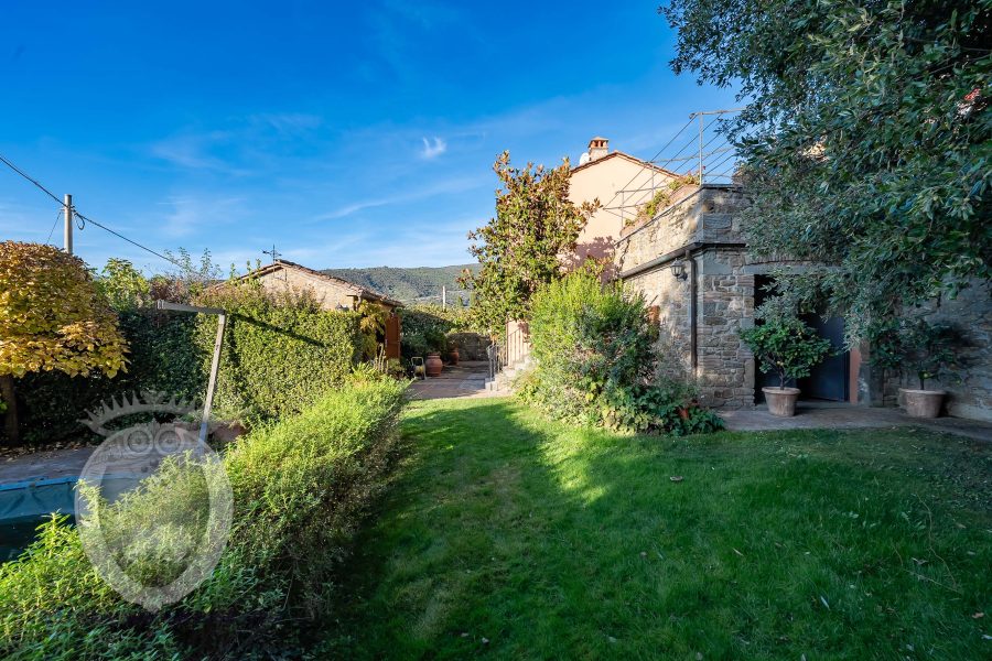 Farmhouse with garden and swimming pool