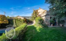 Colonica con giardino piscina e annessi