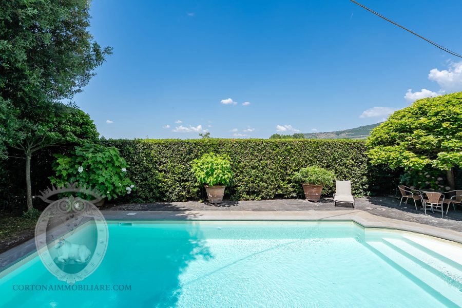 Farmhouse with garden and swimming pool