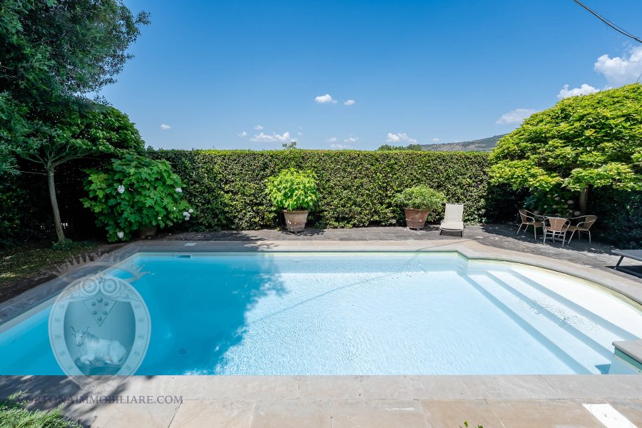 Colonica con giardino piscina e annessi
