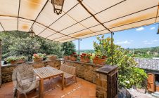 Colonica con giardino piscina e annessi