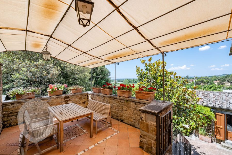 Colonica con giardino piscina e annessi