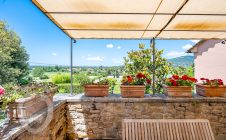 Colonica con giardino piscina e annessi