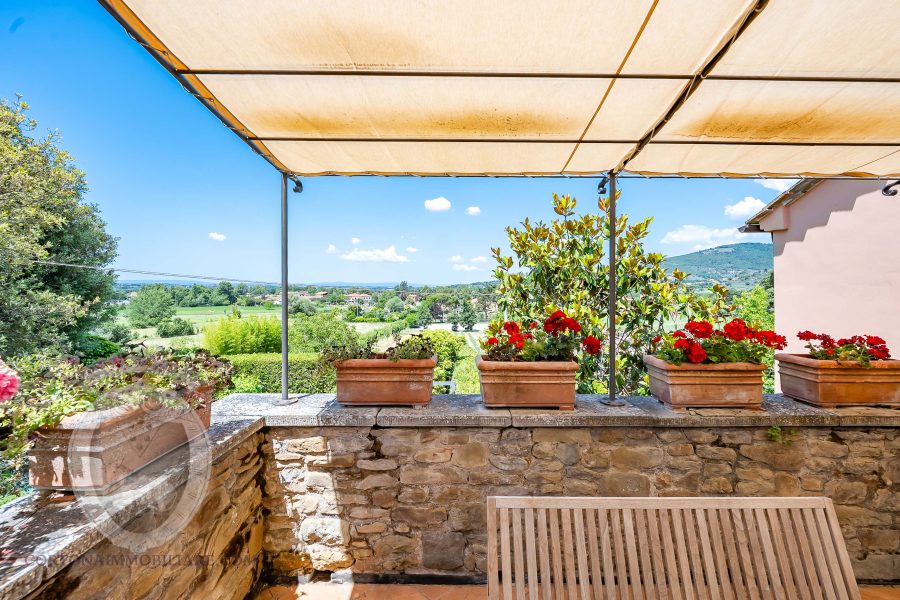 Colonica con giardino piscina e annessi
