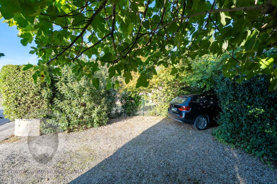 Colonica con giardino piscina e annessi