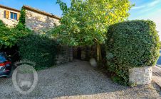 Colonica con giardino piscina e annessi