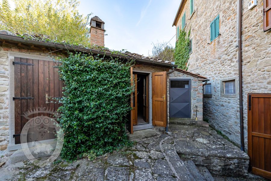 Colonica con giardino piscina e annessi