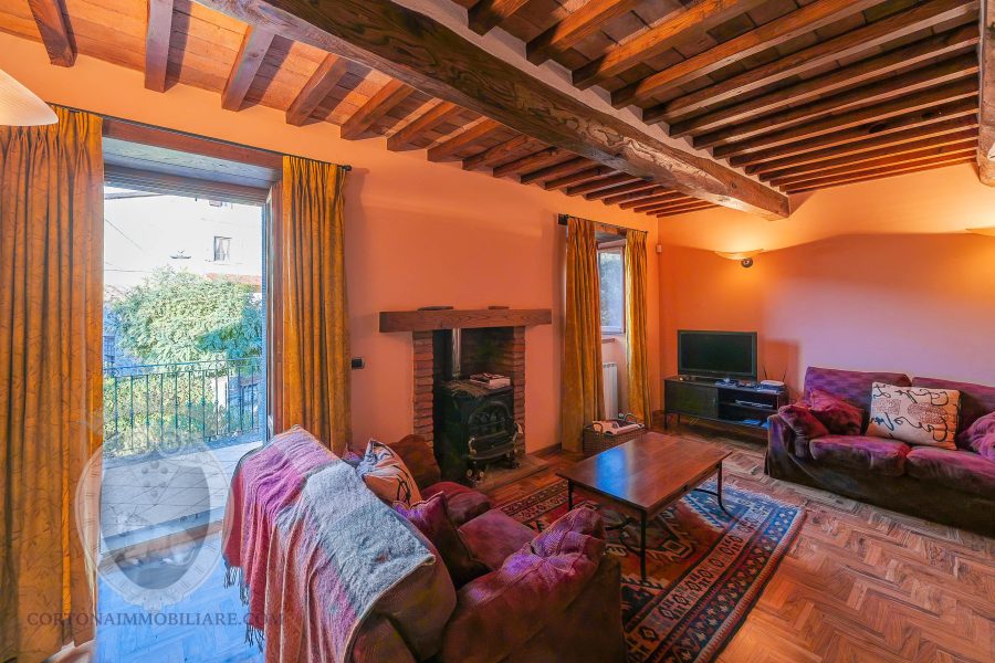 Colonica con giardino piscina e annessi