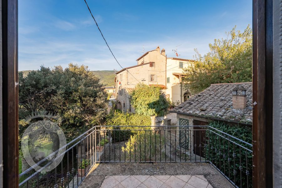 Colonica con giardino piscina e annessi