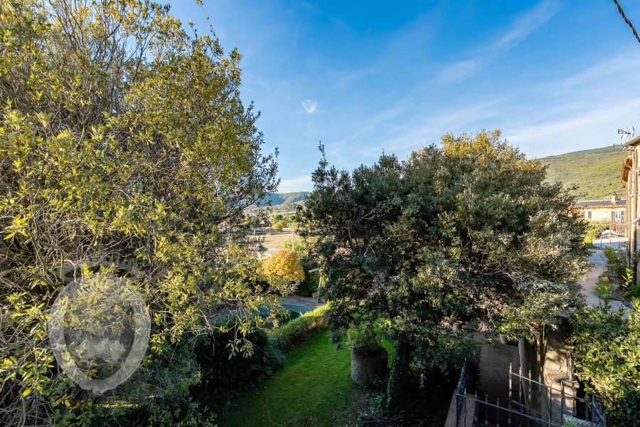 Colonica con giardino piscina e annessi