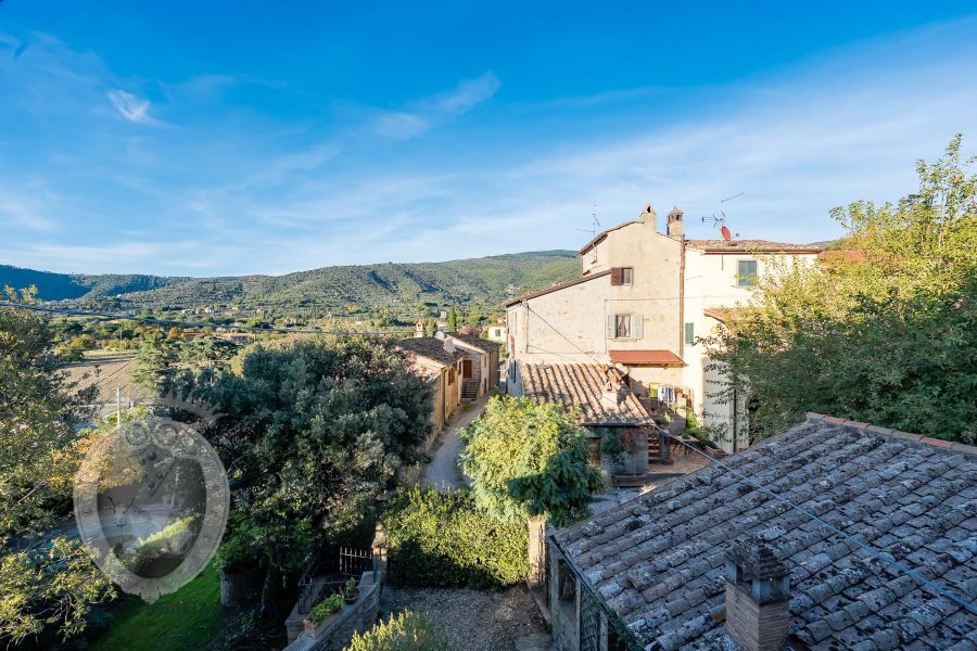 Colonica con giardino piscina e annessi