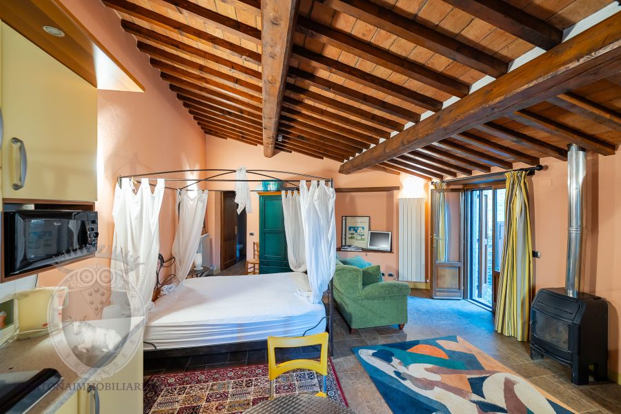 Colonica con giardino piscina e annessi