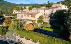 Colonica con giardino piscina e annessi