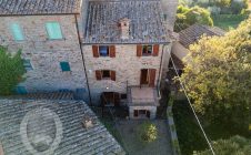 Colonica con giardino piscina e annessi