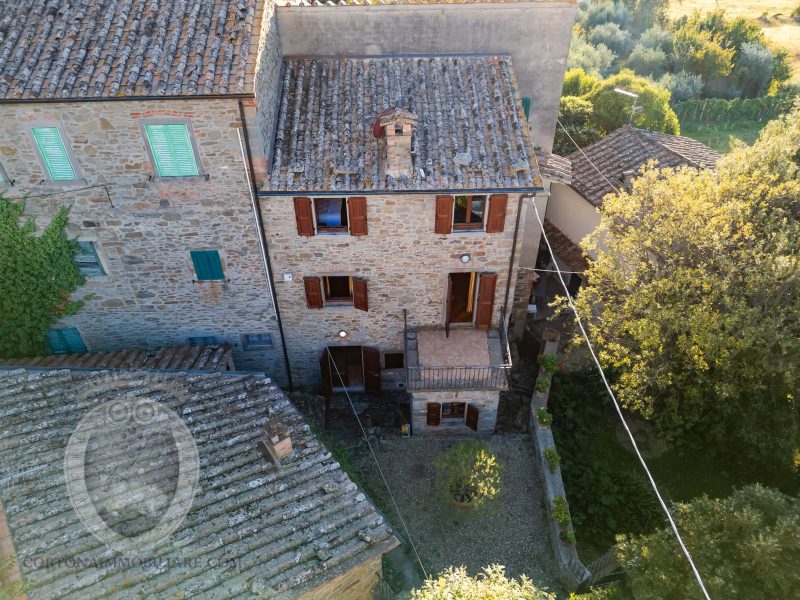 Colonica con giardino piscina e annessi