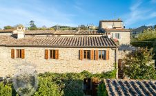 Colonica con giardino piscina e annessi