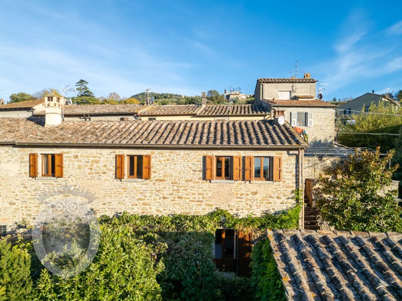 Colonica con giardino piscina e annessi