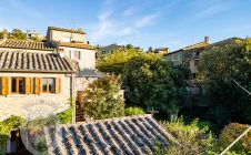 Colonica con giardino piscina e annessi