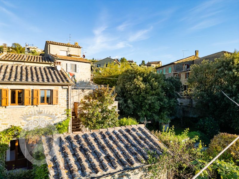 Colonica con giardino piscina e annessi