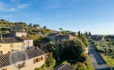 Colonica con giardino piscina e annessi